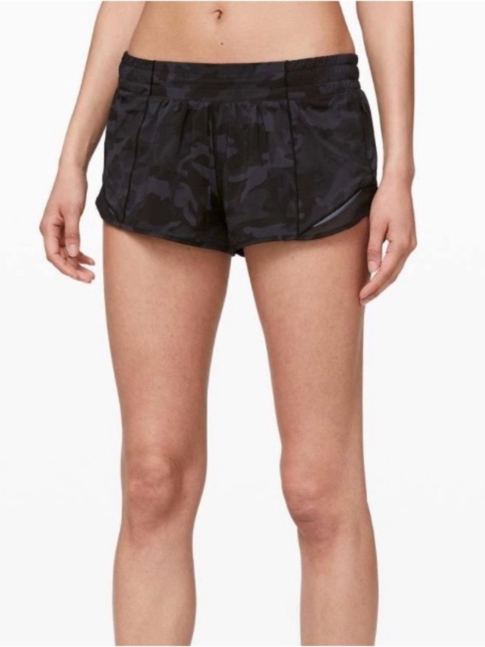 Lululemon Hotty Hot Short II 2.5” Size 8 Black Camo W7ATIR Run workout Gym